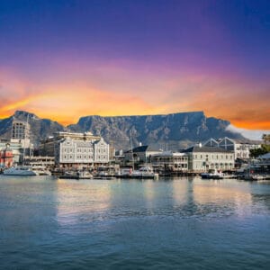 V&A Waterfront med Table Mountain i baggrund ved solnedgang