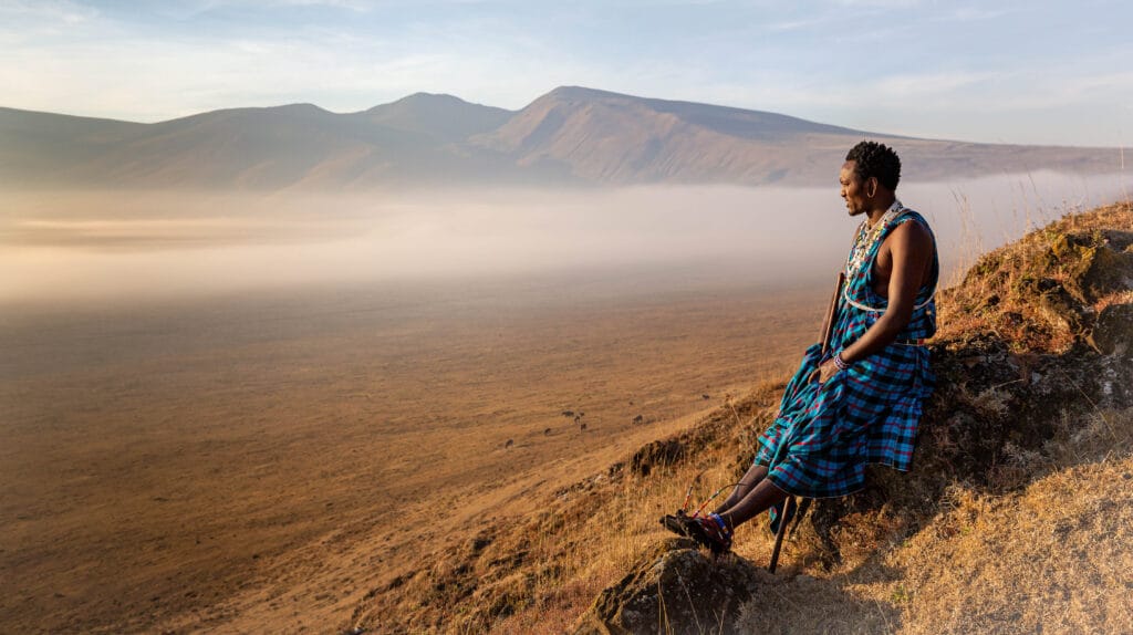 Ung Masai kriger på kraterkanten i Ngorongoro Nationalparken