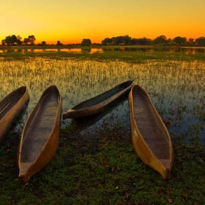 Solopgang i Okavango Deltaet med Makoro både