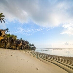 Flotte strand med hvid sand og klippe på kenyakysten
