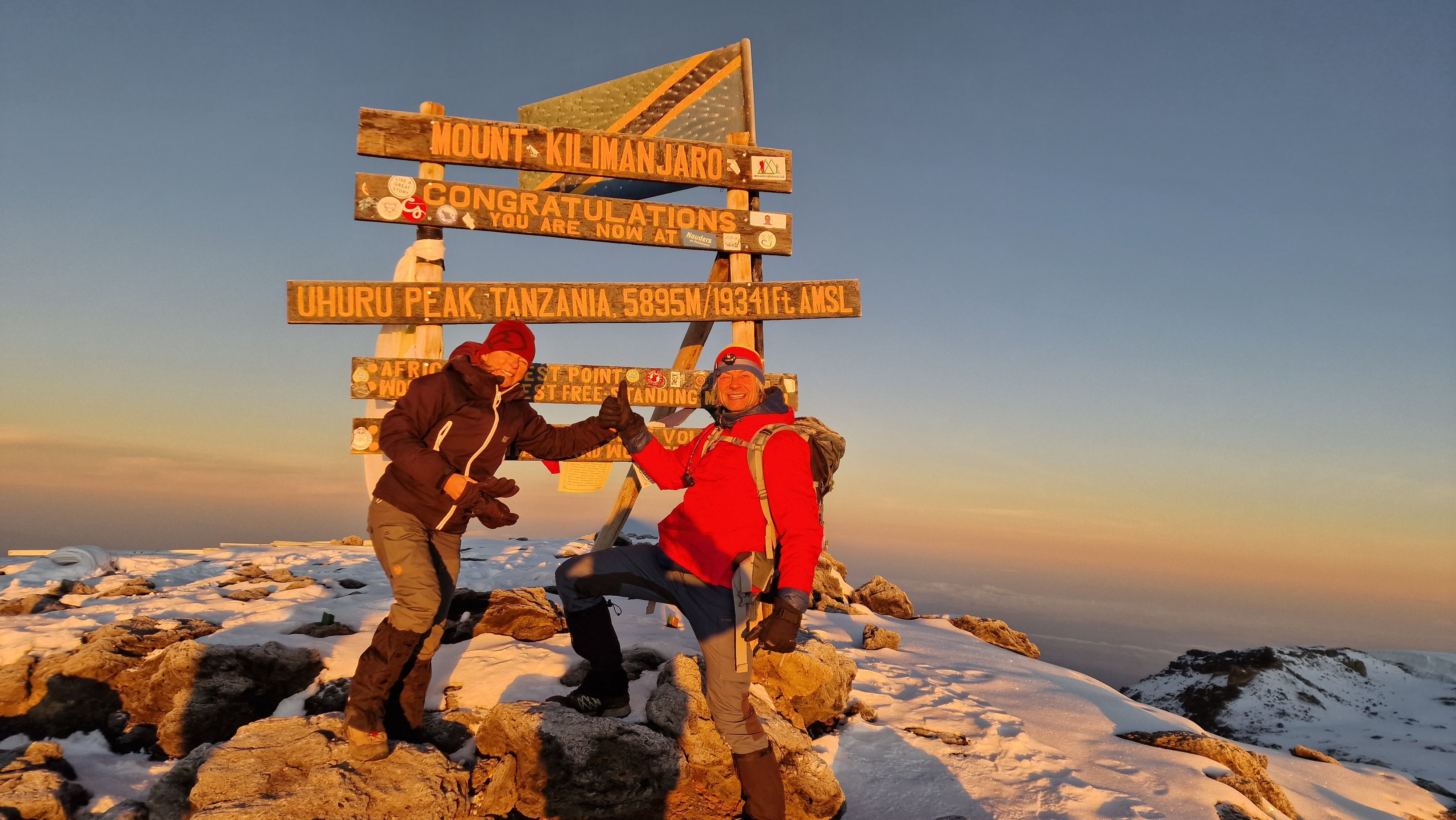 På toppen af Kilimajaro ved Uhuru peak » Tembo Safari På toppen af Kilimajaro ved Uhuru peak
