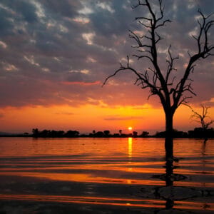 Solnedgang over Lake Manze i Tanzania