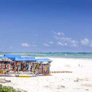 Diani strand med hvide sand og en lokal marked