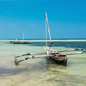 Lokal sejlbåd ved Diani Strand i Kenya