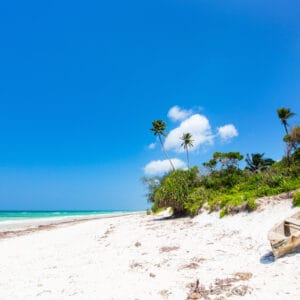 IdyllicTropicalBeachWithWhiteSandTurquoiseOceanWaterAnd