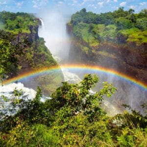 Regnbue over Victoria Falls i Zimbabwe