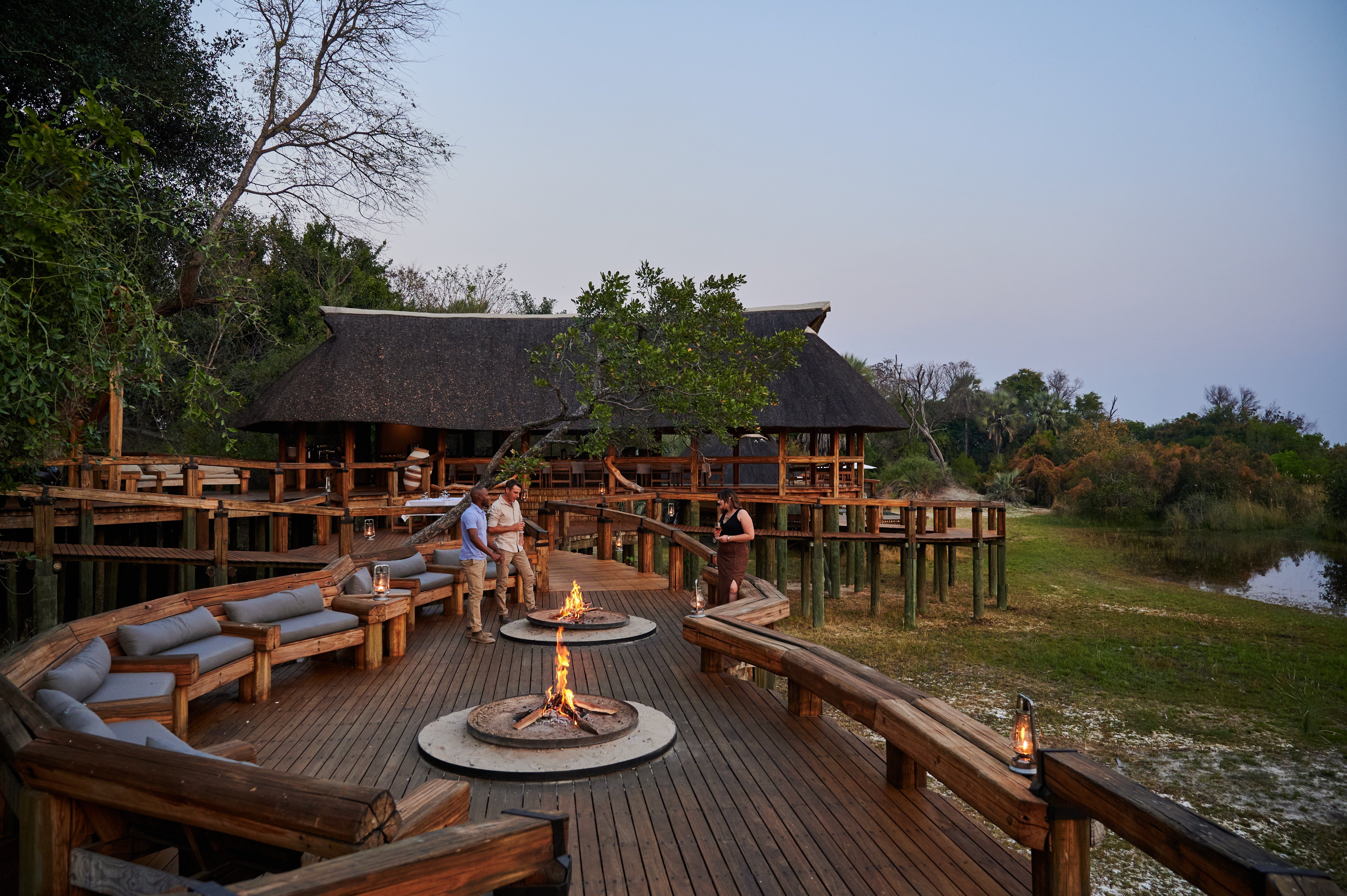 Camp Okavango Botswana terrassen om aftenen » Tembo Safari Camp Okavango Botswana terrassen om aftenen