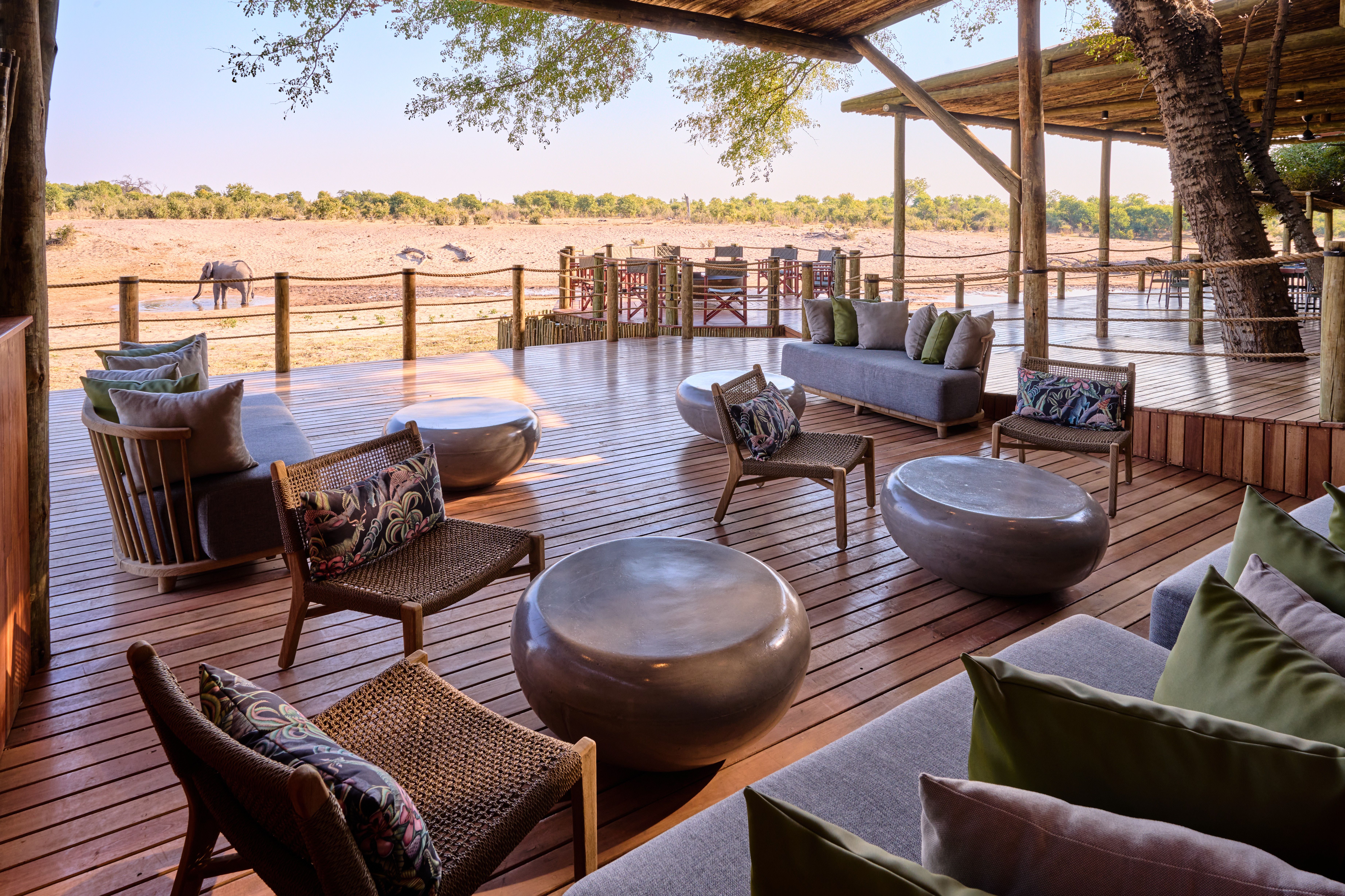 Savute Safari Lodge Botswana terrasse med vandhullet i baggrund » Tembo Safari Savute Safari Lodge Botswana terrasse med vandhullet i baggrund