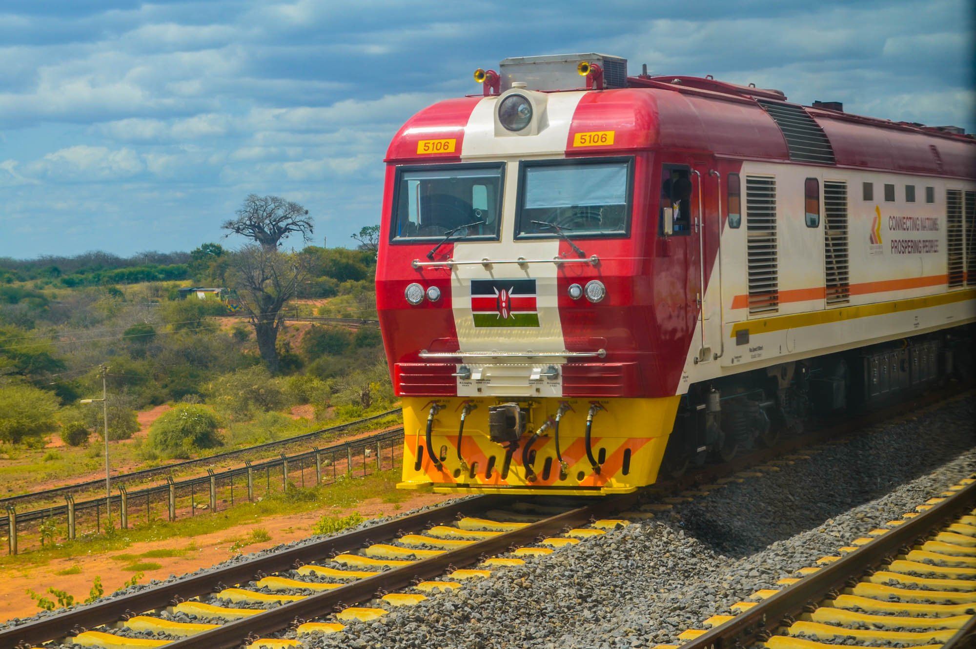 Madaraka Express » Tembo Safari Madaraka Express passerer Tsvo Nationalpark.