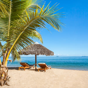 På stranden med solsenge i Nosy Be i Madagaskar