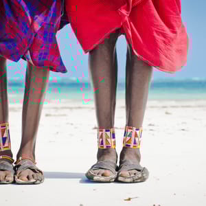 To masai på stranden i Kenya