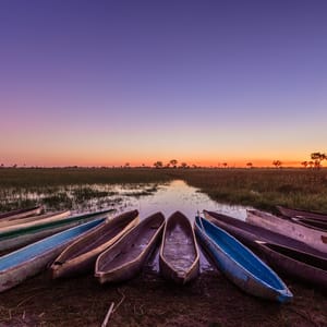 Solnedgang over Okavango Deltaet med Makoros