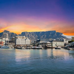 V&A Waterfront med Table Mountain i baggrund ved solnedgang