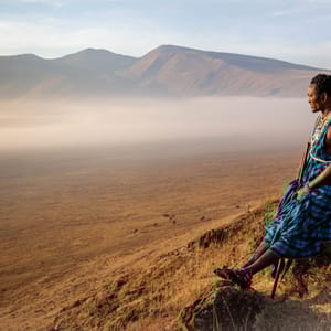 Ung Masai kriger på kraterkanten i Ngorongoro Nationalparken