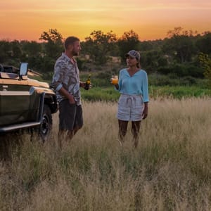 Sundowner drinks ved siden af safaribilen i Greater Kruger