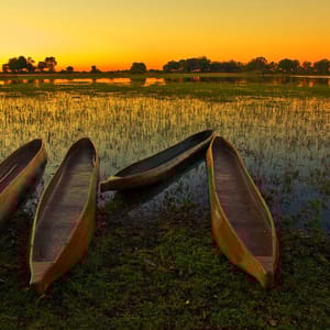 Solopgang i Okavango Deltaet med Makoro både