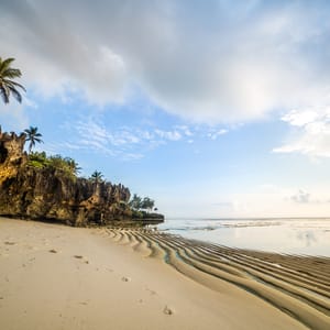 Flotte strand med hvid sand og klippe på kenyakysten