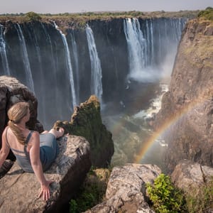 Gæsten nyder udsigten over Victoria Falls fra Zimbabwe siden