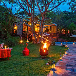 Serengeti-Migration-Camp—dining—romantic-private-dinner-by-the-lounge – Kopi