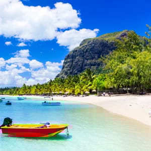 Kysten af Mauritius med båder