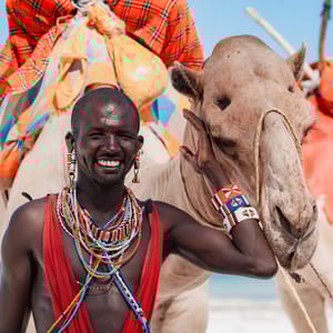 Maasai Kriger med Kamel på stranden