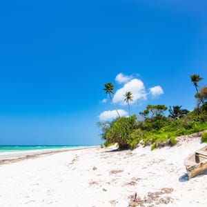 IdyllicTropicalBeachWithWhiteSandTurquoiseOceanWaterAnd