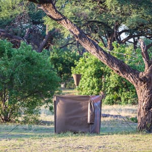 Bush toilet og bucket shower