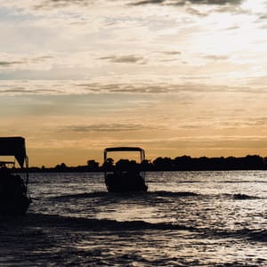 Solnedgang over Chobe Floden på bådsafari