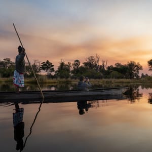 Okavango Delta Mokoro sejltur i spejlblank vand