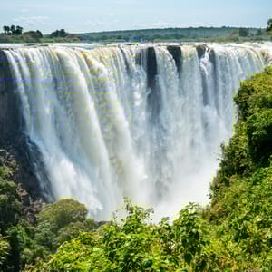 Stor mængde af vand i Victoria Falls i Zimbabwe