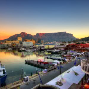 Udsigt over Waterfront i Cape Town med Table Mountain i baggrund